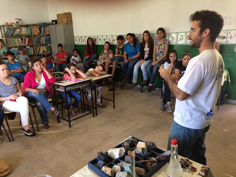 Equipe de pesquisadores realiza palestras em escola na Canastra 4