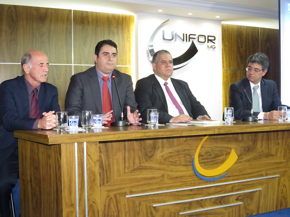 O Presidente da OAB - Subseção Formiga, Vicente de Paulo Faria; o Coordenador do Curso de Direito, Prof. Me. Fábio Antunes Gonçalves; o Presidente da OAB/MG, Dr. Antônio Fabrício de Matos Gonçalves; o advogado criminalista, Dr. Maurício de Oliveira Campos Júnior, que foi Secretário de Estado de Defesa Social
