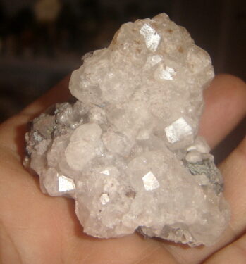 Pesquisa desenvolvida em parceria com o Laboratório de Mineralogia é apresentada em Simpósio de Geologia