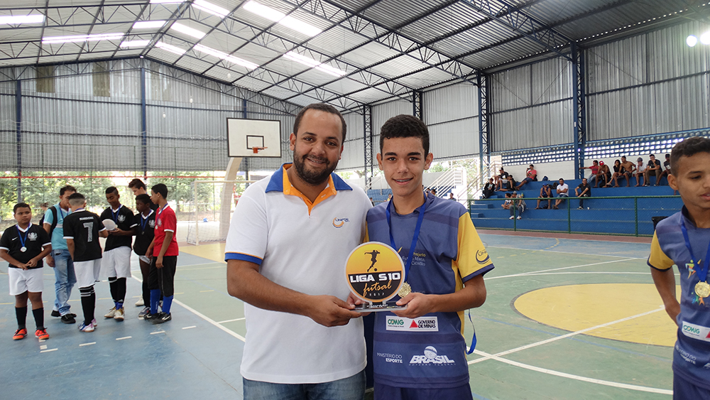 Capitão Bruno Ribeiro recebendo o trofeu