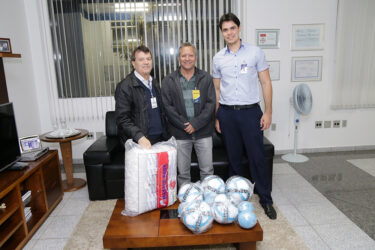 FUOM doa material esportivo para clubes de futebol