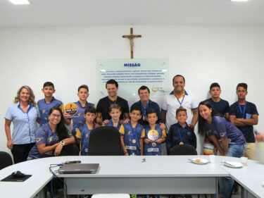 Representantes do Projeto Futuro Atleta, Futuro Cidadão entregam troféus da Liga S10 para Reitor do UNIFOR-MG