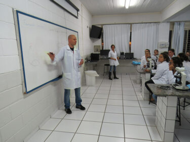 Alunos de Biomedicina participam do minicurso Introdução às Técnicas Laboratoriais