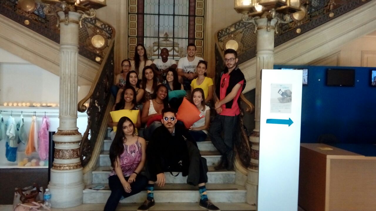 Turma do 4° período e a Profa. Ma. Marcia Ordones Lemos Saleh no Centro Cultural Banco do Brasil (CCBB)