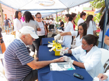 Comunidade prestigia UNIFOR na Praça em Itapecerica