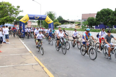 Diversas pessoas participam do 1º Pedal da Segurança