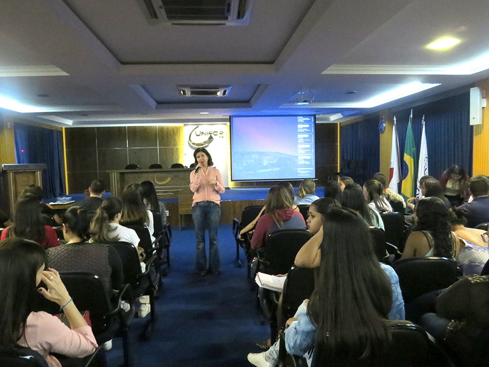 A coordenadora do curso, Profa. Dra. Daniela Rodrigues de Faria Barbosa, destacou que o evento teve como objetivo oferecer aos participantes compreensão e conhecimento sobre a rotina de um biomédico