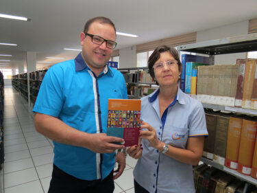 Professor do UNIFOR-MG doa livro, no qual participou como autor, para a Biblioteca Ângela Vaz Leão