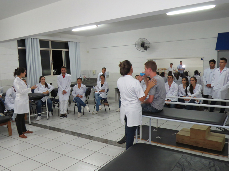 CALOUROS DE FISIOTERAPIA CONHECEM A CLIFOR DURANTE AULA INAUGURAL