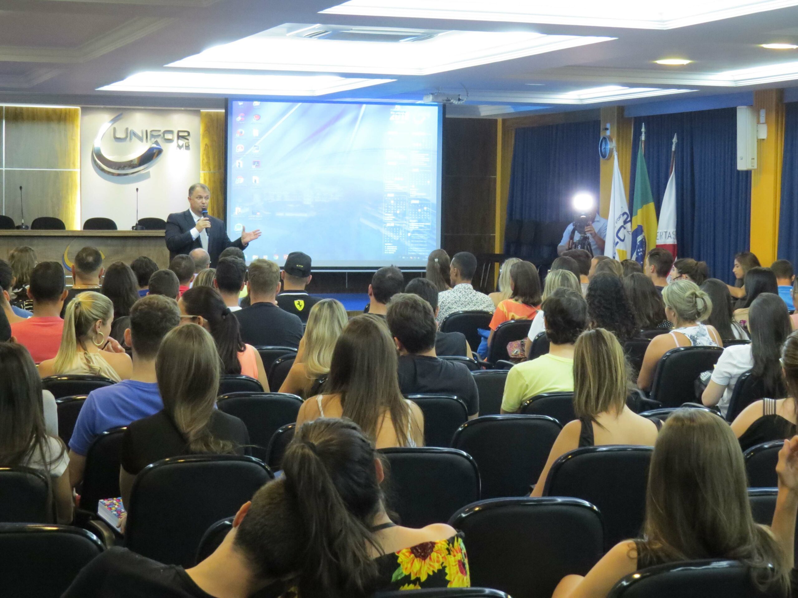 CALOUROS DE DIREITO PARTICIPAM DE AULA INAUGURAL