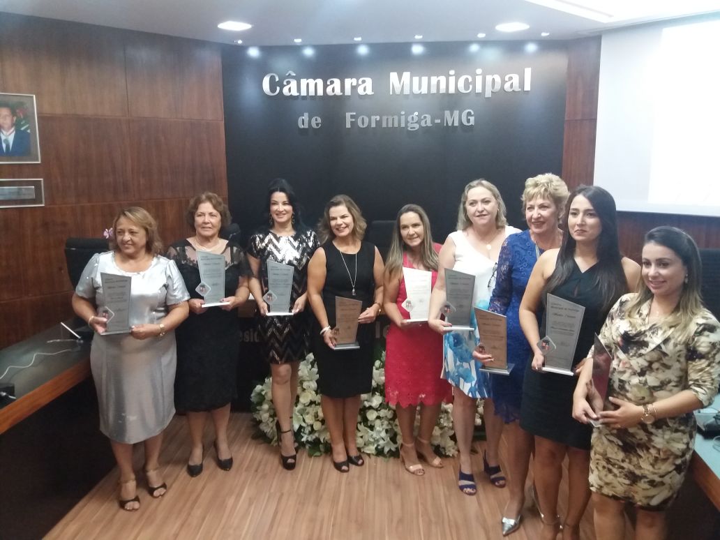 DIRETORA DO COLÉGIO DE APLICAÇÃO RECEBE TÍTULO DE MULHER CIDADÃ