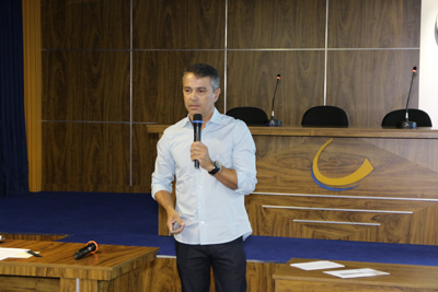Egresso do curso de Administração ministra palestra para calouros