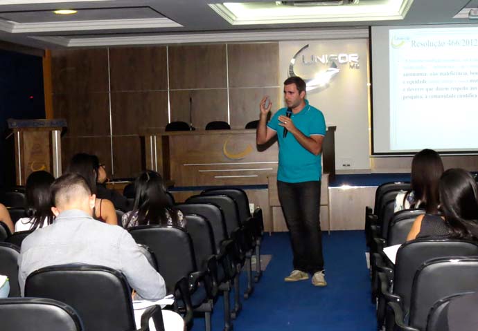 ALUNOS E PROFESSORES PARTICIPAM DE CAPACITAÇÃO DO COMITÊ DE ÉTICA EM PESQUISA ENVOLVENDO HUMANOS