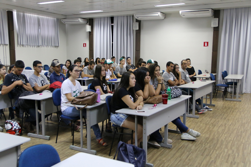 REITORIA DO UNIFOR-MG PROMOVE ENCONTRO COM CALOUROS DE MEDICINA VETERINÁRIA
