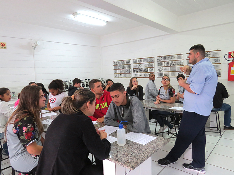 ALUNOS DO ENSINO MÉDIO DESENVOLVEM ATIVIDADES NOS LABORATÓRIOS DO UNIFOR-MG