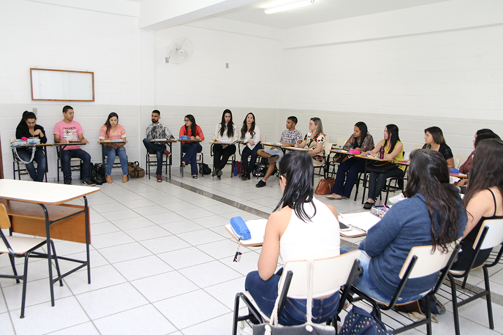 ALUNOS DE ENFERMAGEM PARTICIPAM DE EVENTO SOBRE POLÍTICA NACIONAL DE ATENÇÃO BÁSICA