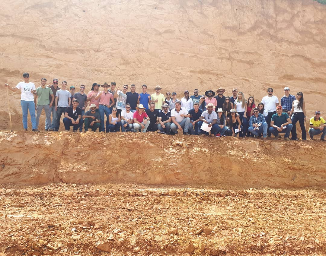 Equipe do UNIFOR-MG no perfil de Cambissolo, típico da região Centro-Oeste de Minas Gerais