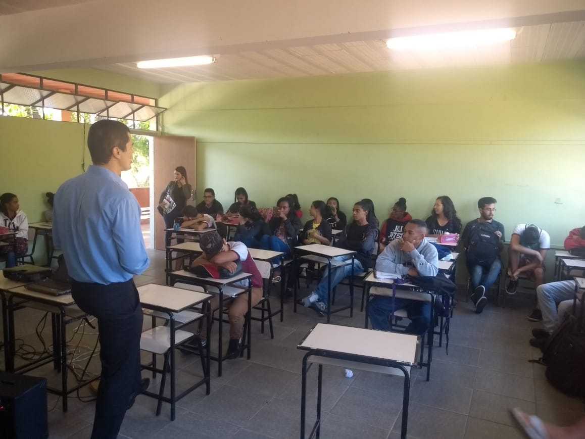 PROFESSOR DO UNIFOR-MG REALIZA PALESTRAS NAS ESCOLAS PÚBLICAS