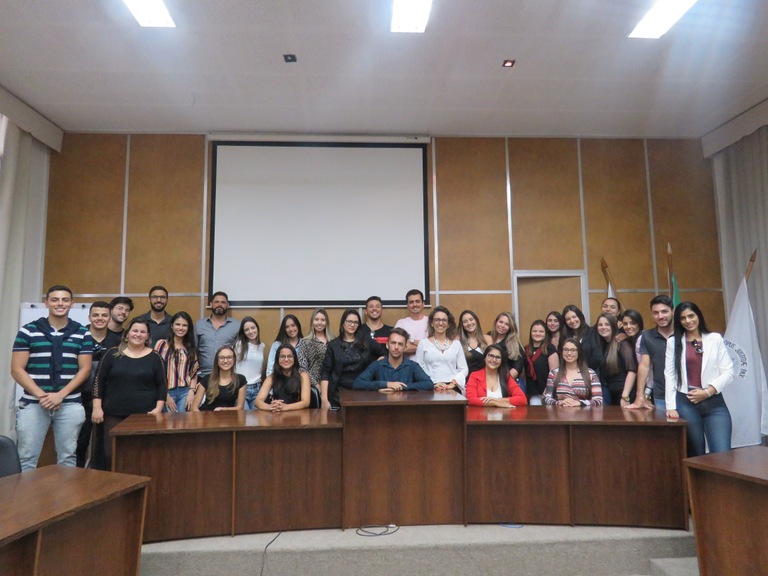 ALUNOS DE DIREITO VISITAM O TRIBUNAL REGIONAL DO TRABALHO DE MINAS GERAIS