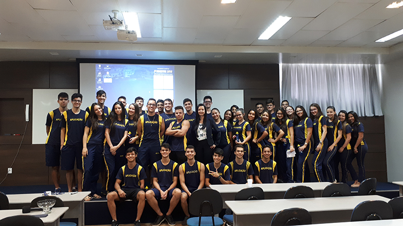 PROFESSORA DO CENTRO UNIVERSITÁRIO MINISTRA PALESTRA A ALUNOS DO COLÉGIO UNIFOR