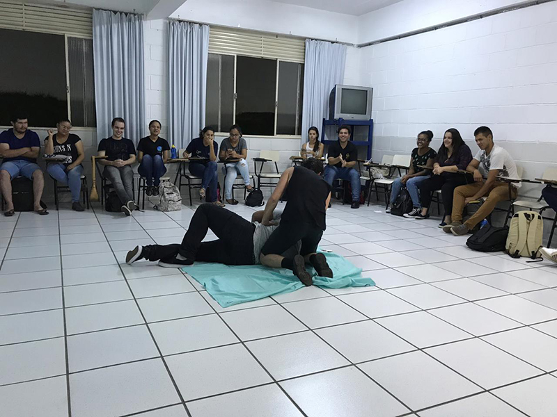 ALUNOS PARTICIPAM DE MINICURSO SOBRE PRIMEIROS SOCORROS