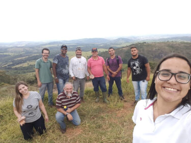 ALUNOS DE ENGENHARIA AGRONÔMICA ANALISAM LITOTIPOS E FEIÇÕES GEOLÓGICAS EM DIA DE CAMPO
