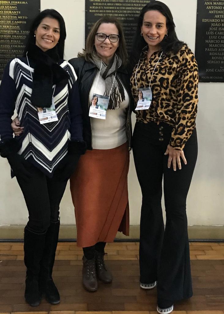 A discente Débora Alves de Carvalho Favarini, a Profa. Ma. Elizabeth Rocha de Carvalho Oliveira e a acadêmica Polliane Rodrigues Faria Terra