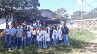 DISCENTES DE MEDICINA VETERINÁRIA VISITAM AVIÁRIOS