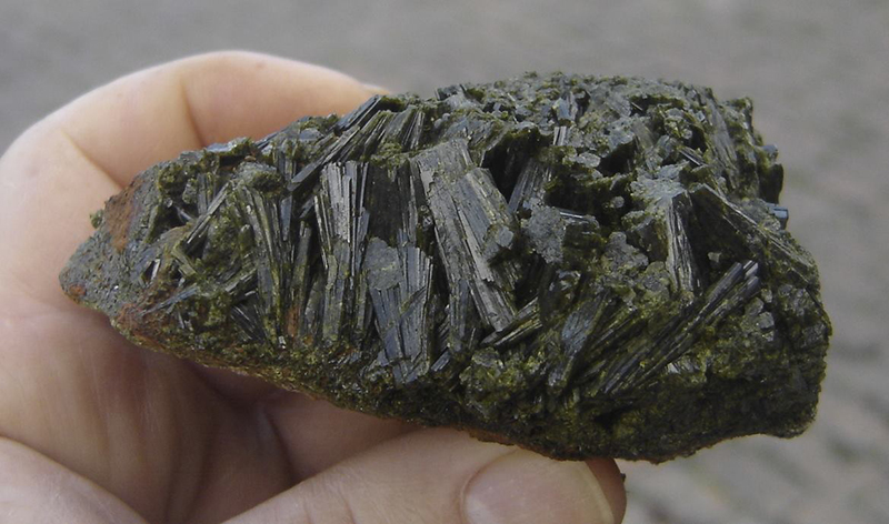 Epídoto pesquisado e descrito no Laboratório de Mineralogia do UNIFOR-MG
