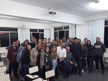 VICE-PRESIDENTE DA REGIONAL DA FIEMG MINISTRA PALESTRA A ALUNOS DE ADMINISTRAÇÃO