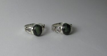 GEMAS E ROCHAS PESQUISADAS NO LABORATÓRIO DE MINERALOGIA SÃO USADAS PARA CONFECCIONAR JOIAS