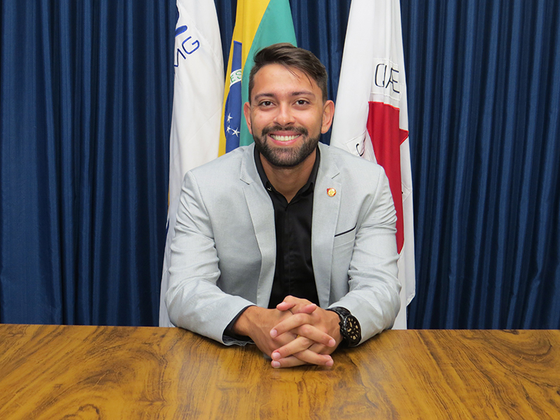 EGRESSO DE DIREITO TOMA POSSE COMO DELEGADO E RECEBE MEDALHA DE DESTAQUE DA POLÍCIA CIVIL DO ESTADO