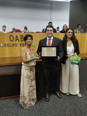 COORDENADOR DO CURSO DE DIREITO DO UNIFOR-MG RECEBE  O SELO OAB RECOMENDA EM BRASÍLIA