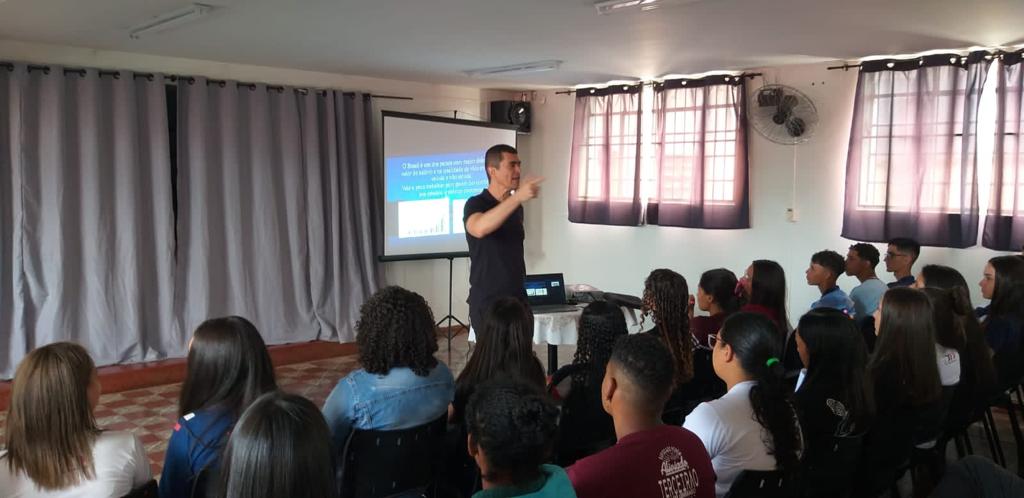 PROFESSOR DO UNIFOR-MG MINISTRA PALESTRAS EM ESCOLAS DE PIUMHI