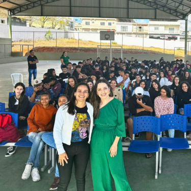 PROFESSORA DO UNIFOR-MG MINISTRA PALESTRA SOBRE TECNOLOGIA PARA ALUNOS DE CÓRREGO FUNDO-MG