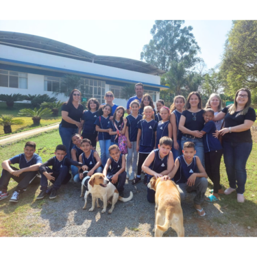 ALUNOS DO 5º ANO DA ESCOLA MUNICIPAL CÉLIA DE MELO EUFRÁSIO VISITAM FAZENDA LABORATÓRIO