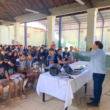 REITOR DO UNIFOR MINISTRA PALESTRA SOBRE “AS VANTAGENS DO ENSINO SUPERIOR” AOS ALUNOS DA ESCOLA ESTADUAL PROF. JOAQUIM RODARTE