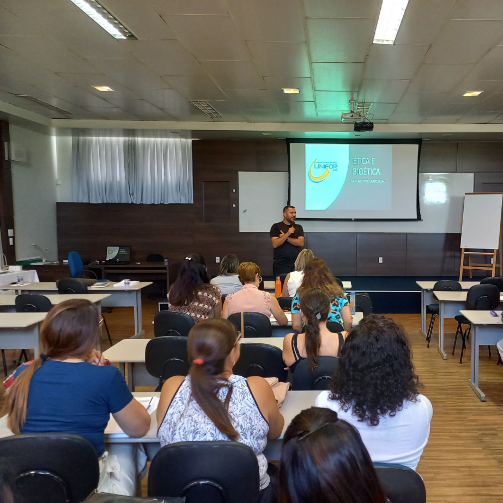 ALUNOS DO CURSO DE PÓS-GRADUAÇÃO PARTICIPAM DE AULA PRESENCIAL NO ...