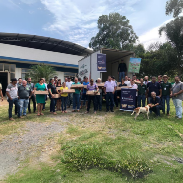 UNIFOR-MG EM PARCERIA COM A ADMINISTRAÇÃO MUNICIPAL REALIZA DOAÇÃO DE PINTINHOS A PRODUTORES DA AGRICULTURA FAMILIAR