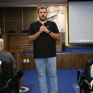 PALESTRA SOBRE METODOLOGIA DE ENSINO DAS DISCIPLINAS À DISTÂNCIA É MINISTRADA AOS CALOUROS