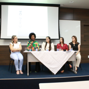 CURSO DE ENFERMAGEM REÚNE ALUNOS E PROFISSIONAIS DA ÁREA PARA PARTICIPAR DE RODA DE CONVERSA