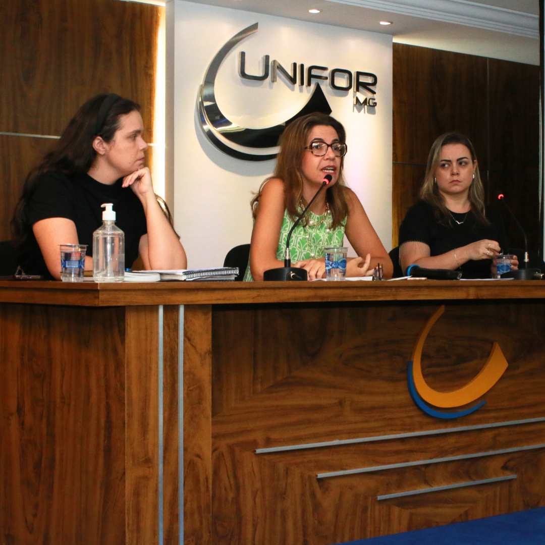 MESA REDONDA SOBRE “A MULHER E O DIREITO AO ACESSO À SAÚDE PÚBLICA” CONTA COM A PRESENÇA DE ALUNOS DE DIREITO, ENFERMAGEM E PSICOLOGIA