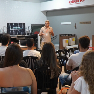 ALUNOS DE ARQUITETURA E URBANISMO  E ENGENHARIA CIVIL PARTICIPAM DO WORKSHOP COM TEMA “ARQUITETURA E A APLICAÇÃO DE REVESTIMENTOS: PARÂMETROS BÁSICOS DE ESPECIFICAÇÃO”