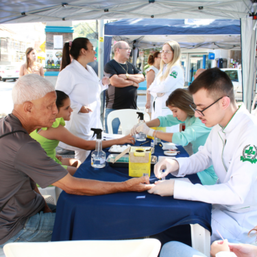 UNIFOR-MG REALIZA CAMPANHA MAIO AMARELO NA PRAÇA GETÚLIO VARGAS EM PARCERIA COM O DEPARTAMENTO DE TRÂNSITO DA PREFEITURA DE FORMIGA
