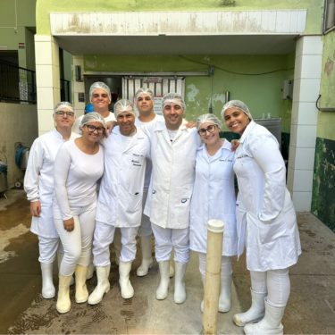 ALUNOS DO CURSO DE MEDICINA VETERINÁRIA PARTICIPAM DE VISITA TÉCNICA AO FRIGORÍFICO FORMIGÃO