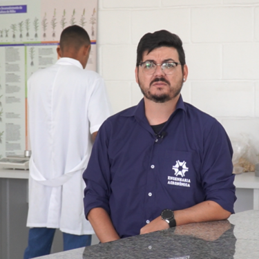 ALUNO E PROFESSOR DE ENGENHARIA AGRONÔMICA REALIZAM PESQUISA SOBRE O USO DO FERTILIZANTE MINERAL MISTO NA AGRICULTURA