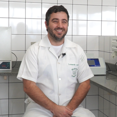 PROFESSOR E ALUNAS DO CENTRO UNIVERSITÁRIO FAZEM PESQUISA SOBRE ANÁLISE FÍSICO-QUÍMICA DO LEITE CRU CAPTADO NA REGIÃO DE FORMIGA