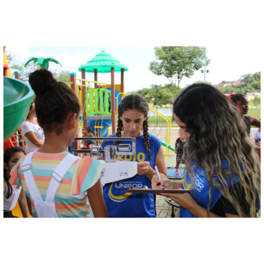 UNIFOR-MG NA PRAÇA LEVA DIVERSOS SERVIÇOS À POPULAÇÃO DE PAINS