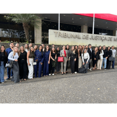 ALUNOS DE DIREITO DO UNIFOR-MG FAZEM VISITA TÉCNICA AO TJMG E AO TJMMG