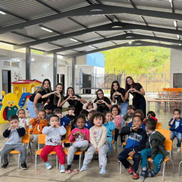 ALUNOS DE FISIOTERAPIA E FONOAUDIOLOGIA DO UNIFOR-MG LEVAM PROJETO SOBRE TEA PARA COMUNIDADES ESCOLARES